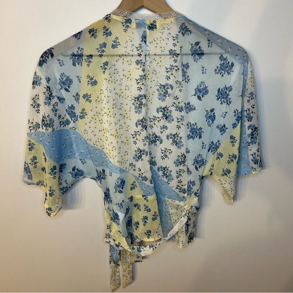 *NWT* Francesca’s Blue and Yellow Jill Floral Wrap Blouse Top, Size Medium - Picture 8 of 11